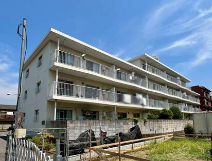 ならしのカメリアサンハイツ 暮らしやすい低層マンション!1階部分で階段の負担もなく快適な暮らし!専用駐車場と物置完備!雨の日も風の日も、駅までたったの5分。軽快フットワークで毎日の通勤・通学が快適に。