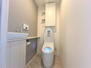 プラウド湘南藤沢テラス 手洗いスペースのついた温水洗浄便座のトイレです。