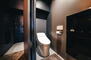ソルシェ月島 小物が目立ちやすいトイレも収納スペースを設置してスタイリッシュな空間に。もちろん洗浄機能付きトイレ
