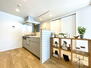 ライオンズマンション不動前 リビング空間に印象的な景色を生み出す家具のようなデザインのキッチン