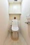 マイキャッスル湘南鵠沼 温水洗浄機能付きのトイレには上部吊戸棚があり、掃除用具なども収納可能です。