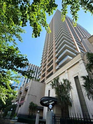 東京パークタワー 三井不動産旧分譲、西松・大成・鹿島JV施工です。神保町駅が敷地内にあります。