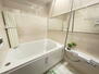 ベルハイム大森 【浴室】統一感のある壁紙とワイドミラーが空間をより広く見せ、贅沢なバスタイムを♪