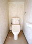 スタンレーヒルズ横浜小机 【トイレ】<BR>手洗い鉢が設けられた温水洗浄便座付きトイレです。廊下からのアクセスで、タイミングを気にすることなく使いやすい位置です。