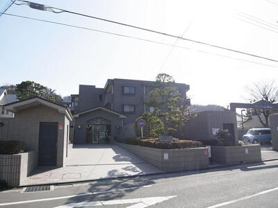 葉山センチュリーマンション 【葉山センチュリーマンション】<BR>鉄筋コンクリート造地上3階建の2階部分。閑静な住宅街で住みやすい住環境です。