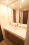 ザ・レジデンス千葉ニュータウン中央 ワイドな鏡を備えたゆとりある洗面化粧台<BR>三面鏡裏も収納となっており収納スペース豊富です