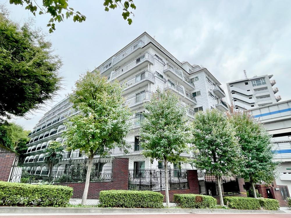 秀和第2三田綱町レジデンス 閑静な住宅街に立地しておりながら「麻布十番」駅まで徒歩3分の贅沢立地のお住まいです♪