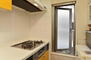 ソルグランデメイツ多摩境オレンジコート キッチン部分には開閉可能な窓が付設されており、お料理時の換気などにも活躍してくれます。