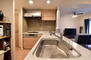 クリオ新横浜ザ・イースト 2WAYが採用されたキッチンで、家事動線も考えられた使いやすいお住まいです。