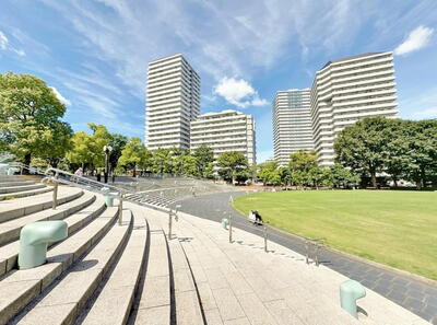 リプレ一番街 6号棟 ~この環境なかなかない~<BR>自宅マンションの目の前には綺麗な芝は敷き詰められた公園。マンション周辺には自然も多く、のびのび子育てできる住環境♪静かで落ち着いた住環境と利便性のバランスが魅力的ですね!