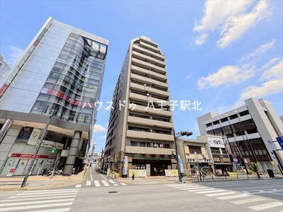 リッツタワー八王子 2001年築、RC構造の物件になります。13階建ての8階部分で日当たり・眺望良好!3LDKですのでプライベート空間もしっかり確保できます◎