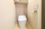 ライオンズマンション平間 トイレはタンクレス型を採用。すっきりとしてお手入れがしやすい形状です。