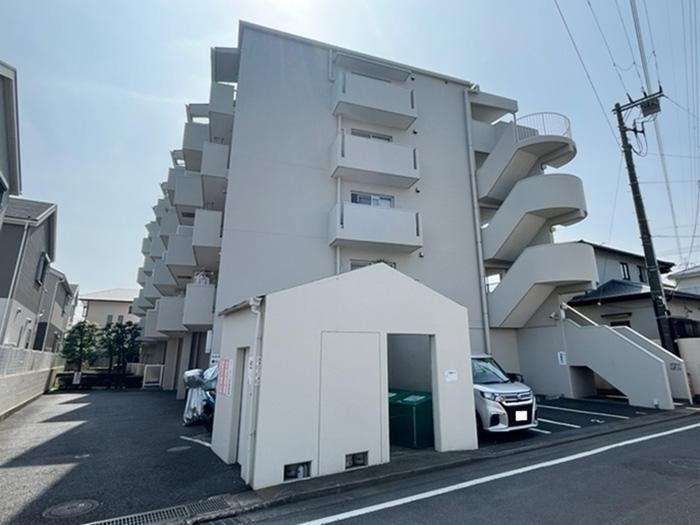 コスモ平塚中原 シンプルモダンな外観が特徴。前面道路は車通りが少なく、子育てにも安心です。