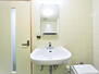 シャトー東洋南青山 【洗面所】<BR>バスルームに設置された洗面台です。ミラーが備わっており、入浴後すぐにスキンケアなどを行えます◎洗面ボウルはコンパクトサイズでお手入れも楽々です。