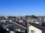 レクセルマンション湘南鵠沼 玄関外の共用廊下からの眺め。空気の澄んだ日には富士山がすっきりと望めます。