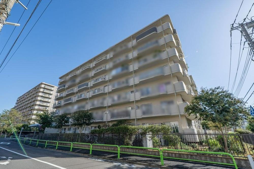 蓮根ファミールハイツ2号棟 総戸数97戸のマンション。大手管理会社へ全部委託管理のため管理の状況も良好です。