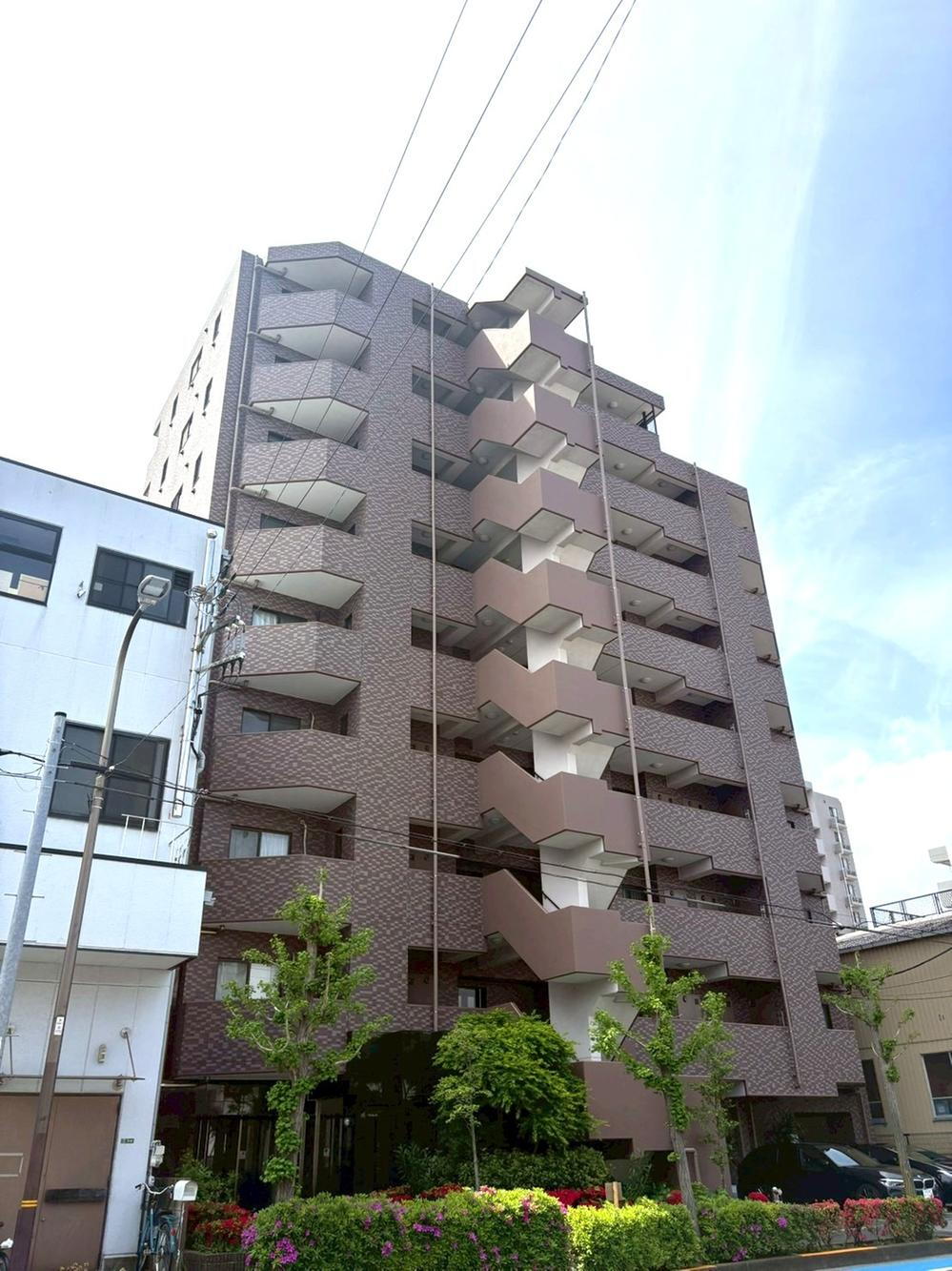 イクシー六町 北千住・秋葉原へ直通で都心アクセス良好。駅周辺は落ち着いた住宅街で、公園や商業施設も整い、暮らしやすさと利便性を兼ね備えたエリア。