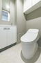 ザ・ライオンズ上野の森 鏡・手洗い場が設けられたトイレ。吊戸棚には、トイレットペーパーや掃除用具を隠して収納できます。【トイレ】（2024年03月撮影）