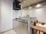 ヴェラハイツ道玄坂 モルタルグレーで囲まれたシルバートップのキッチンです。汚れをさっと拭き取りやすいキッチンは、インダストリアルなお部屋の雰囲気とマッチする機能性とデザイン性を兼ね備えています。