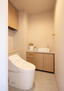 パーク・コート市谷加賀町 手洗いカウンター付きで清潔な空間。
