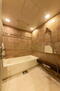 クラッシィハウス用賀一丁目 1620サイズの浴室感想暖房機能付きユニットバス。壁面には意匠性の高い抗菌パネルが貼られており、お手入れもし易い仕様です。