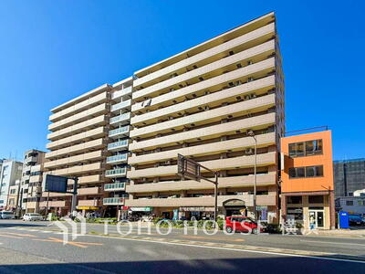 ランドステージ吉野町駅前 【Appearance】<BR>堂々たる趣ながら、主張し過ぎずどこか余裕を感じさせるシャープなフォルムで佇む邸宅は、晴天の空と照らし合わせる事で、本来あるべき完成形の姿を見せてくれます。