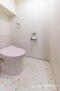 ヒルハイツたまプラーザソルヴィル ◆トイレ◆<BR>スタイリッシュな清潔感のあるシャワートイレ仕様になります！収納棚もしっかりあるのでトイレットペーパーも切らさず収納しておく事ができます！