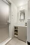コーシン菊名マンション シンプルな洗面室。壁付けの水栓はスタイリッシュなだけでなくお手入れもしやすいです。<BR>室内（2024年2月）撮影