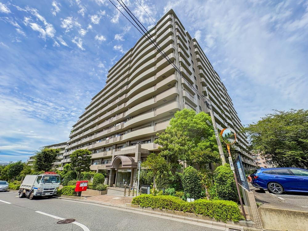 パークスエア浦和 穏やかな風と陽光を導き、居住性を一段と心地よいものにしています。周辺環境とのコラボレーションにより明るく開放的な空間を演出しております。