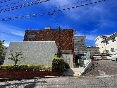 パールハイム宮前平 パールハイム宮前平は東急田園都市線の宮前平駅から徒歩7分のマンションです。周辺は閑静な住宅街ですが、徒歩5分圏内にスーパーやドラッグストア、区役所に図書館、警察署なども揃う便利な場所に位置しています。