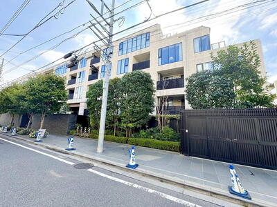 グランスイート広尾 日比谷線「広尾」駅より徒歩6分の好立地。周辺は大使館、有栖川記念公園、寺社に囲まれた閑静な場所にあります。