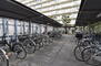 グリーンパーク志木 マンション敷地内の、傾斜ラック付き駐輪場です。自転車全体を収容するため、駐輪しやすく安定して自転車の出し入れが可能です。