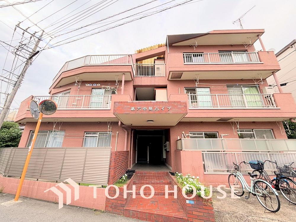 第6中原ハイツ 【外観】<BR>都市機能の利便性と自然の豊かさを感じられる立地に建つマンションです。