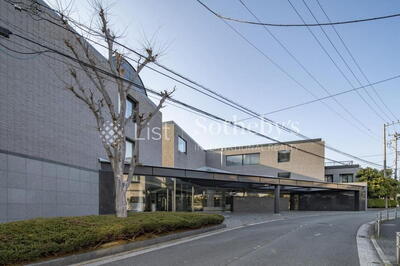 葉山グランドヒルズ 全11戸の低層高級マンション。閑静な高台に位置しており、落ち着いた雰囲気が広がっています。