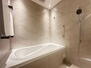 パークコート神宮北参道ザタワー 美しい浴槽と重厚感溢れる色合いのバスルーム。身体と心をより良く整えます。