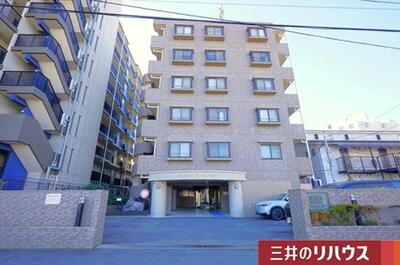 ライオンズマンション片瀬江ノ島第2 【ライオンズマンション片瀬江ノ島第2】<BR>小田急江ノ島線「片瀬江ノ島」駅まで徒歩4分。地上7階建マンションの2階部分、南東向き角住戸。生活施設も身近に揃う便利な住環境です。