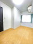 グラーサ習志野実籾 クローゼット付きの洋室（２）※画像はCGにより家具等の削除、床・壁紙等を加工した空室イメージです。