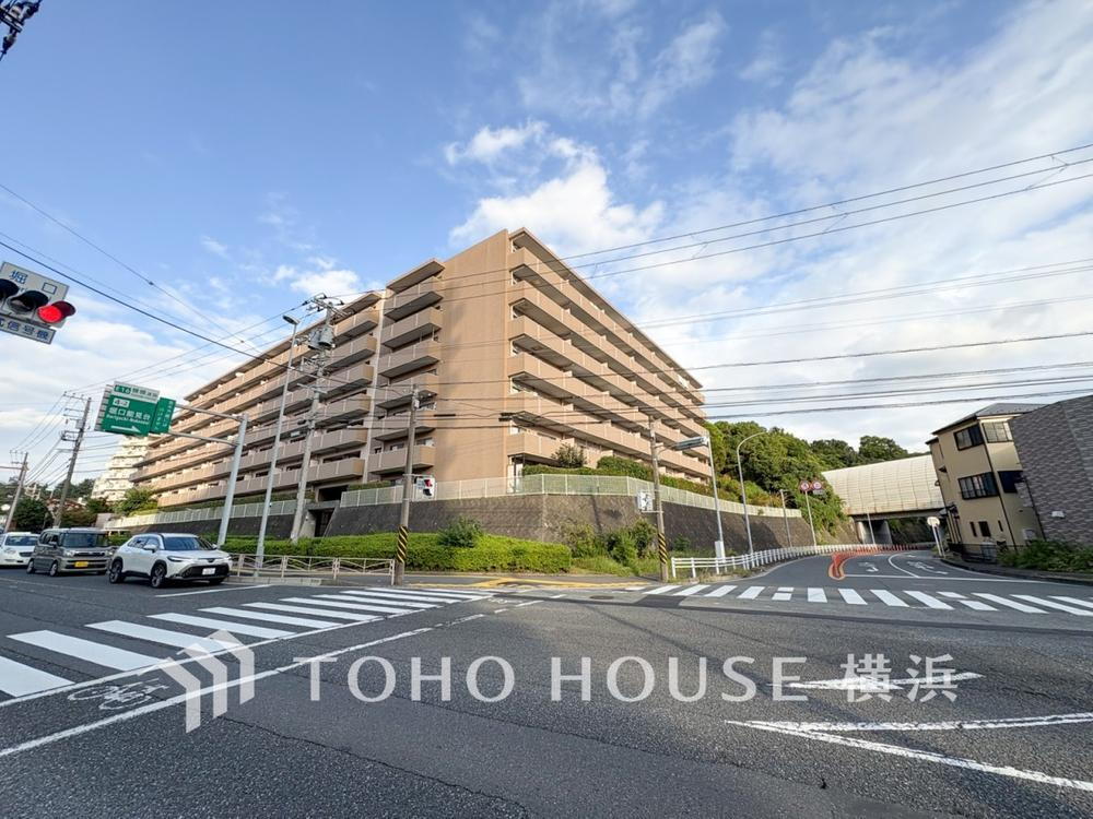 メゾン横浜能見台Ⅱ 【Appearance】<BR>時代の流れに惑わされないシックなカラートーンで街並みに溶け込む外観は、主張し過ぎず、また平凡になり過ぎず絶妙なコントラストで輝きを放ちます。