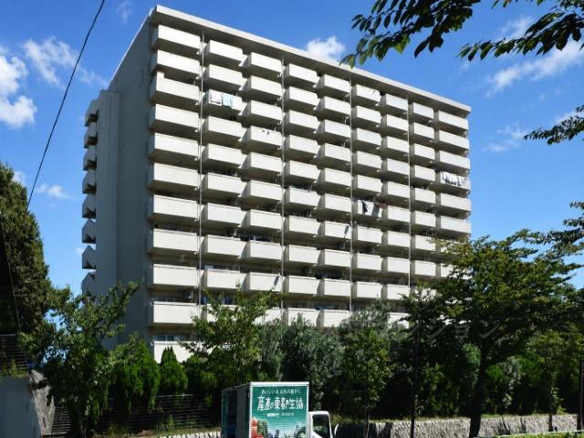 赤羽台四丁目住宅 北赤羽駅徒歩6分、緑豊かな高台に建つレジデンス。この佇まいに、少し誇らしくなる。<BR><BR>ご内見希望・資料請求などお気軽にご連絡ください！<BR>03-3789-7777