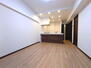 コーシン菊名マンション リビングダイニングキッチン10.2帖。独立した縦長リビングダイニングは長い壁が家具配置しやすく部屋全体もすっきりします。明るい光に包まれる一体感のある対面キッチンです。