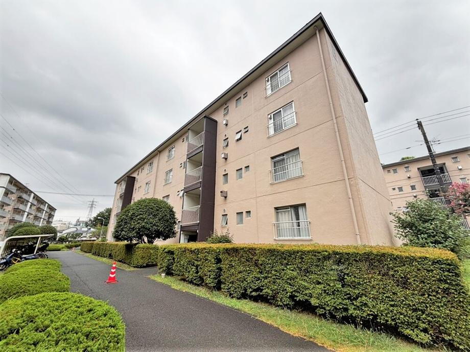 鵜野森団地E棟 【鵜野森団地E棟】地上4階建て1階部分、総戸数16戸のマンションです。階下を気にせず過ごせる1階住戸は、小さなお子様のいるご家庭にもおすすめです。