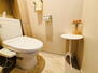 リーフィアレジデンス橋本 シンプルなデザインで、使い勝手や日々のお掃除もしやすいトイレです。収納もあるので、すっきりと片付けることができます。