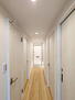 グランコート原木中山　壱番館 住まいの印象を決める明るい玄関から廊下。高級感と清潔感を演出します。