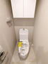 グランコート原木中山　壱番館 清潔感のあるトイレには小物類の収納に便利な吊戸棚があります。