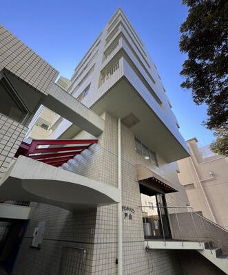 GRANDE MAISON 戸山 清潔でスタイリッシュな白いタイル張りが印象のマンションです。