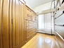 ハイラーク横浜白山 洋室　4.8帖<BR>玄関入ってすぐの配置です。主寝室として利用することもできます。<BR>トイレや洗面室への一番近いお部屋です！
