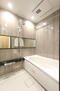クリオ松戸伍番館 浴室はTOTOの新築マンション用モデルとなります。<BR>日々の疲れが癒されれるようにホテルライクな空間にいたしました。<BR>また、浴室換気暖房乾燥機も完備されています。