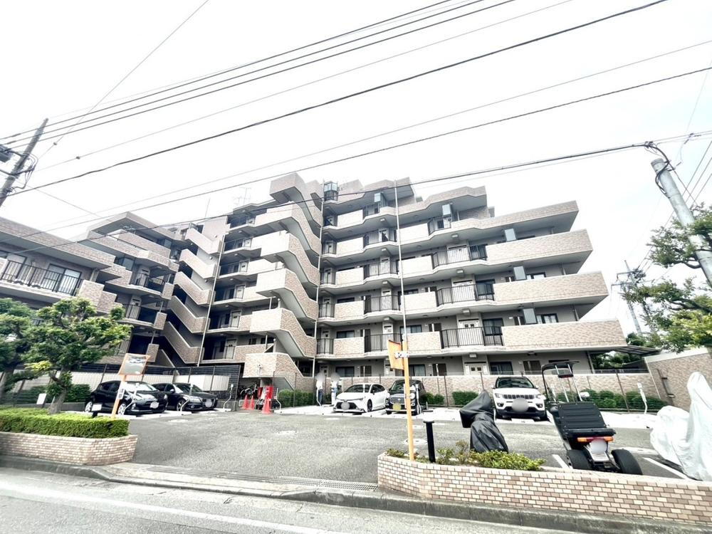 ライオンズマンション昭島 【現地外観写真】<BR>西武拝島線「西武立川」駅まで徒歩10分!地上7階建ての2階部分に位置しており、エレベーターを使わず階段での移動も可能。有事の際に、階段を使ってスムーズに避難できる安心感があります。