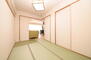 クレストレジデンス新川崎 リビングダイニングとフラットにつながる和室（約5.5帖）があります。