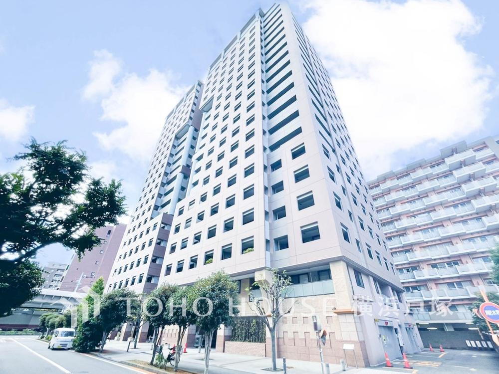 ヴィルヌーブタワー横浜・館内 【Appearance】<BR>時代の流れに惑わされないシックなカラートーンで街並みに溶け込む外観は、主張し過ぎず、また平凡になり過ぎず絶妙なコントラストで輝きを放ちます。